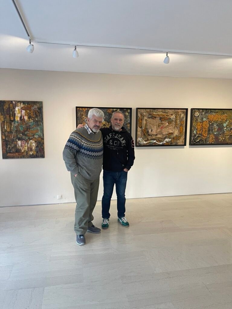 Με τον Επιμελητή, Δάσκαλο Ζωγραφικης στην ΑΣΚΤ, τον Παναγιώτη Σιαγκρή μπροστά στα έργα μου της σειράς «Μεταξουργείο» που μόλις τοποθετήσαμε στην Gallerie SIANTIS.