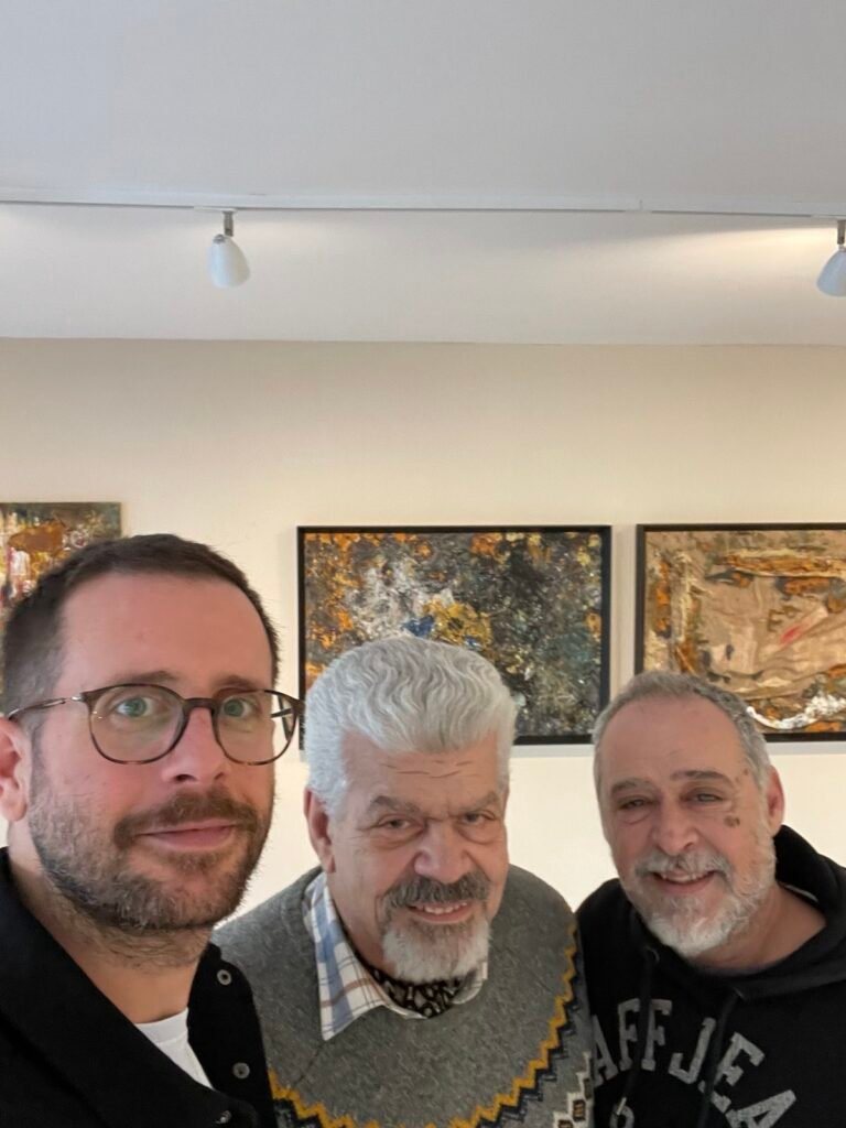 Με τον Επιμελητή, Δάσκαλο Ζωγραφικης στην ΑΣΚΤ, τον Παναγιώτη Σιαγκρή και τον Θεοδωρή Σιαντή μπροστά στα έργα μου της σειράς «Μεταξουργείο» που μόλις τοποθετήσαμε στην Gallerie SIANTIS.
